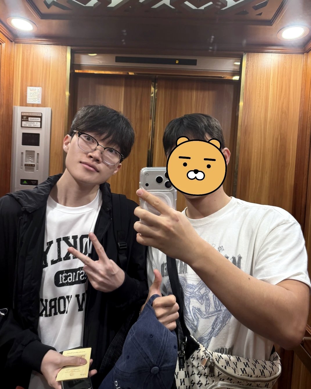 엘리베이터 거울 앞에서 친구와 브이를 한 김민준(왼쪽)