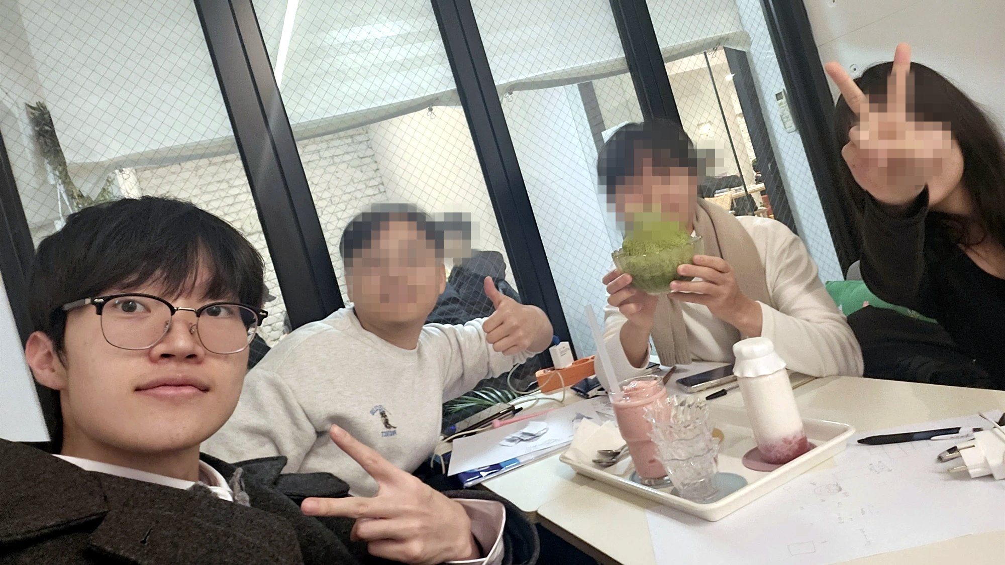 패널 토크에서 마이크를 들고 이야기하는 김민준