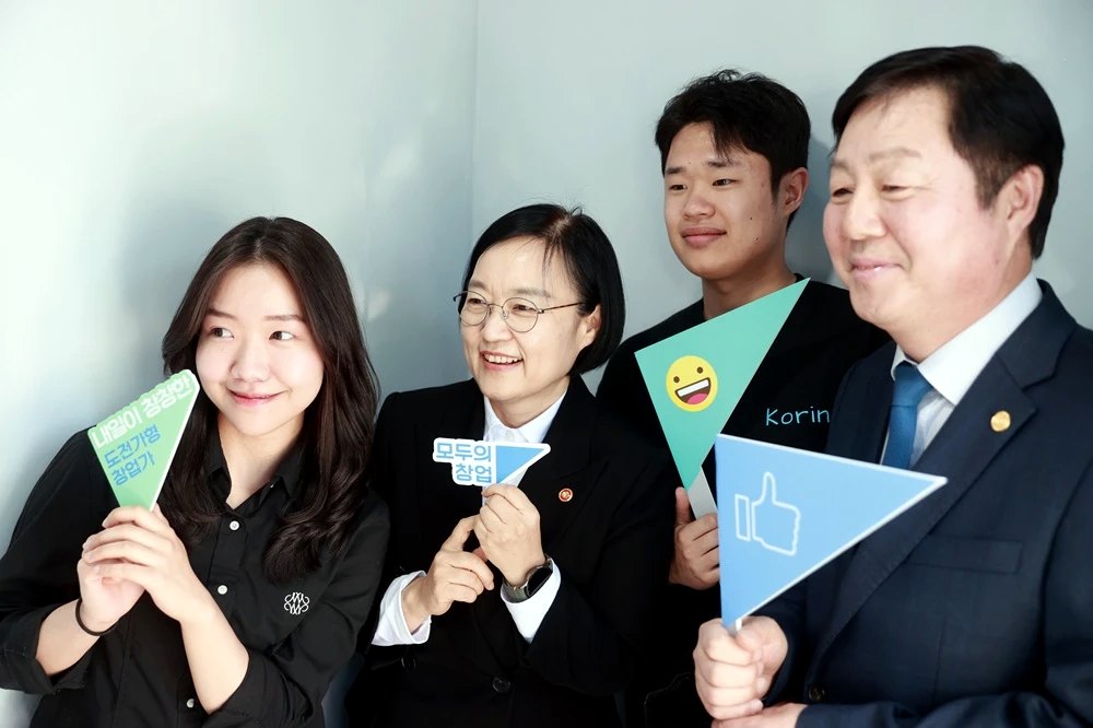 ‘모두의 창업’ 손팻말을 들고 사진을 찍는 한성숙 장관과 학생들